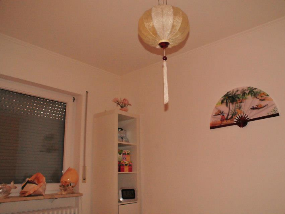 Warme orange Wandgestaltung im asiatisch inspirierten Massageraum