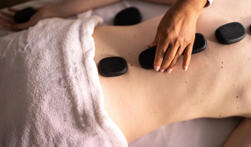 Hot Stone Massage am Rücken zur wohltuenden Entspannung
