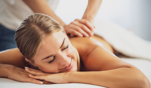 Entspannende Rückenmassage bei Asia Wellness Massage