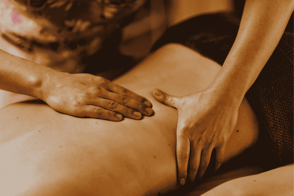 Achtsame Massagebehandlung für Rücken und Entspannung