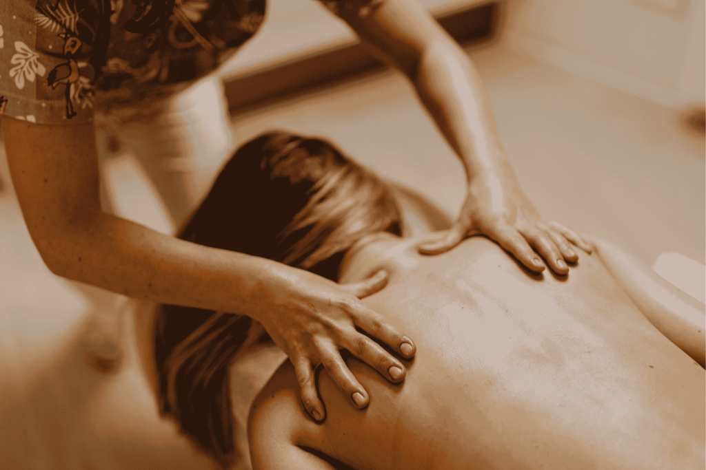 Entspannende Massagebehandlung in ruhiger Wellness-Atmosphäre